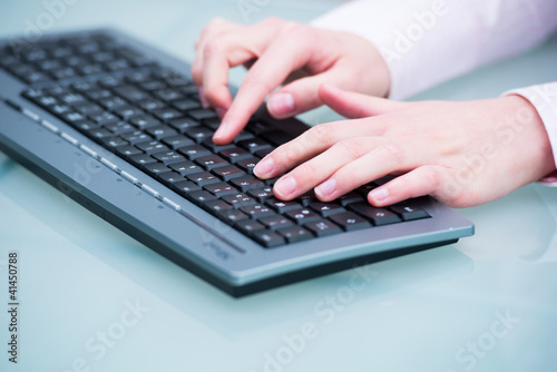 Foto: auf einer computertastatur schreiben auf einer computertastatur schreiben