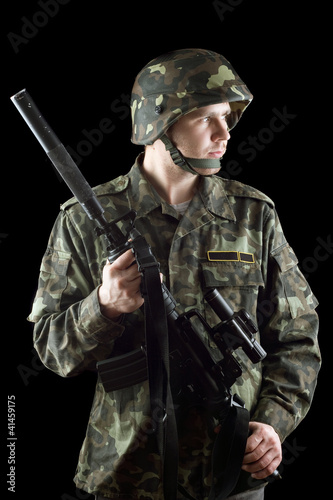 Foto: Soldier grasping a gun Soldier grasping a gun