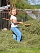 bébé avec herbes bébé avec herbes