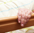 Photo: Alte Person im Pflegebett Alte Person im Pflegebett