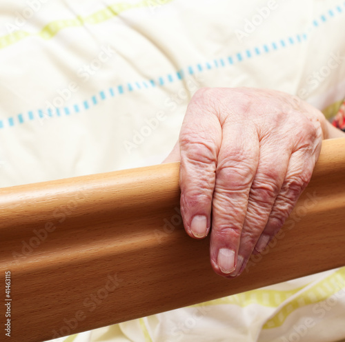 Photo: Alte Person im Pflegebett Alte Person im Pflegebett