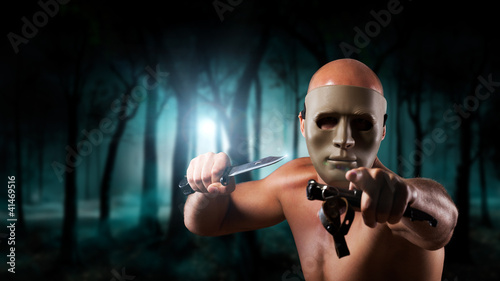 Photo: maskierter Angreifer im Wald maskierter Angreifer im Wald