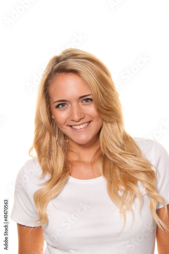 Photo: Junge nette Frau. Fröhlich lächelnd. Portrait Junge nette Frau. Fröhlich lächelnd. Portrait