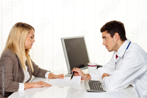 Photo: Patient und Arzt im Gespräch Patient und Arzt im Gespräch