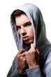 Cool blickender Jugendlicher Mann vor Graffiti