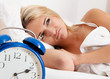 Schlaflos mit Uhr in der Nacht.