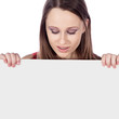 Hübsche Frau blickt auf Ihren Text an der Tafel Hübsche Frau blickt auf Ihren Text an der Tafel