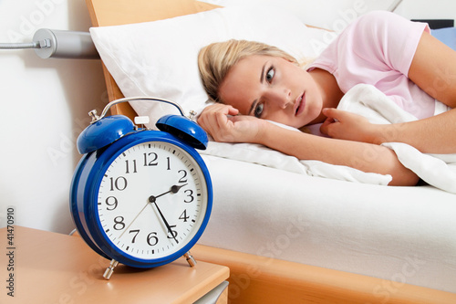 Foto: Schlaflos mit Uhr in der Nacht. Schlaflos mit Uhr in der Nacht.