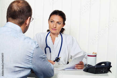 Photo: Arzt in Arztpraxis mit Patient. Gespräch Arzt in Arztpraxis mit Patient. Gespräch