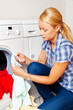 Foto: Hausfrau mit Waschmaschine Hausfrau mit Waschmaschine
