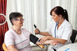 Arzt misst Patientin den Blutdruck