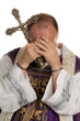 Missbrauch in Kirche. Pfarrer mit Handschellen