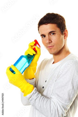 Foto: Mann mit Putzmittel. Mann mit Putzmittel.