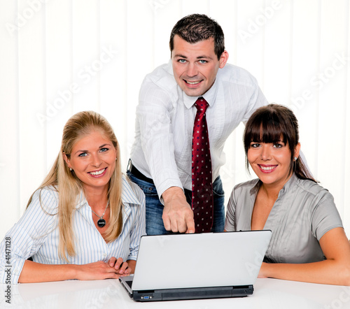 Photo: Erfolgreiches Team bei einem Meeting im Büro Erfolgreiches Team bei einem Meeting im Büro
