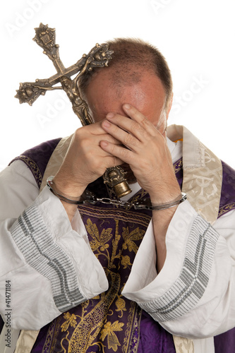 Foto: Missbrauch in Kirche. Pfarrer mit Handschellen Missbrauch in Kirche. Pfarrer mit Handschellen