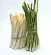 Weißer und grüner Spargel im Bund