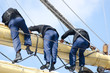mutige Matrosen in der Takelage, Segelschulschiff