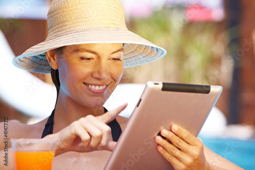 Photo: Frau mit Tablet-Computer am Pool Frau mit Tablet-Computer am Pool