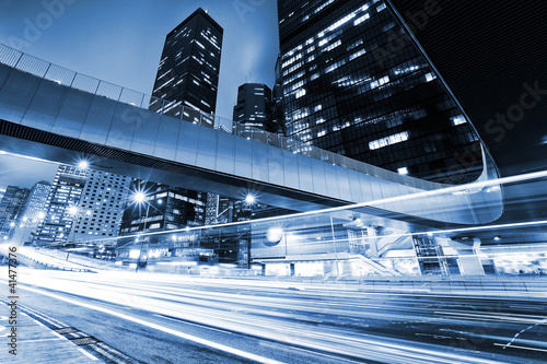 Foto: traffic with blur light through city at night traffic with blur light through city at night