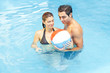 Paar spielt mit Wasserball