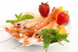 PIATTO DI GAMBERO E SCAMPI CON FRAGOLE DUE PIATTO DI GAMBERO E SCAMPI CON FRAGOLE DUE