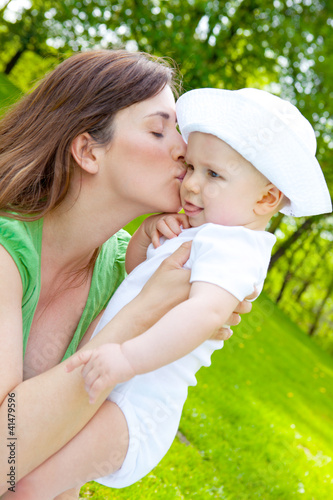 Foto: zuneigung mutter kind zuneigung mutter kind