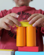 enfant empilant des formes