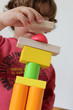 enfant empilant des formes en bois