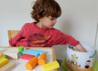 enfant jouant avec des formes