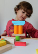 enfant jouant à empiler des formes