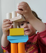 enfant jouant à empiler des formes