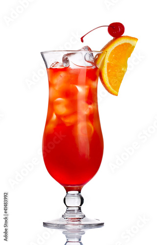 Foto: Red alcohol cocktail in with orange slice isolated Red alcohol cocktail in with orange slice isolated