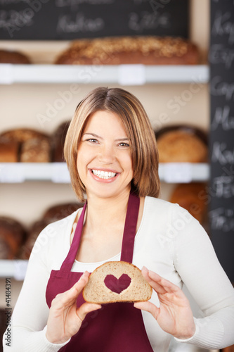 Photo: verkäuferin mit herz in der bäckerei verkäuferin mit herz in der bäckerei