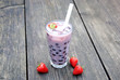 Bubble Tea mit Tapiokaperlen - lila mit Erdbeeren