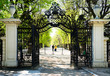 Foto: Garden Walkway at Schonbrunn Palace in Vienna, Austria Garden Walkway at Schonbrunn Palace in Vienna, Austria