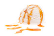 Eiscreme mit Karamelsoße seitlich