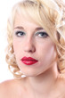 Junge blonde Frau mit rotem Lippenstift Junge blonde Frau mit rotem Lippenstift