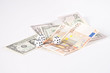Euroscheine und Dollarscheine mit Würfel Euroscheine und Dollarscheine mit Würfel