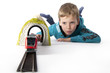 Junge spielt mit Eisenbahn