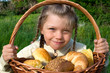 Kind mit Brotkorb Kind mit Brotkorb