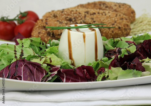 Foto: Schafkäse mit Salat Schafkäse mit Salat