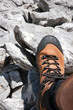 Foto: hiking boot on stone close up hiking boot on stone close up