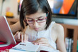 Petite fille et tablette