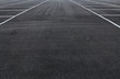 Diagonaler Blick auf eine grosse neue leere Parkfläche