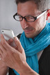 Foto: Mann liest eine Nachricht am Mobiltelefon Mann liest eine Nachricht am Mobiltelefon