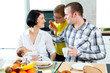 Junge Familie am Frühstückstisch