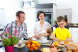 Familie geniesst das Frühstück