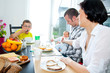 Junge Familie am Morgen