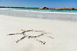 Eine Sonne in den Strand gemalt Eine Sonne in den Strand gemalt