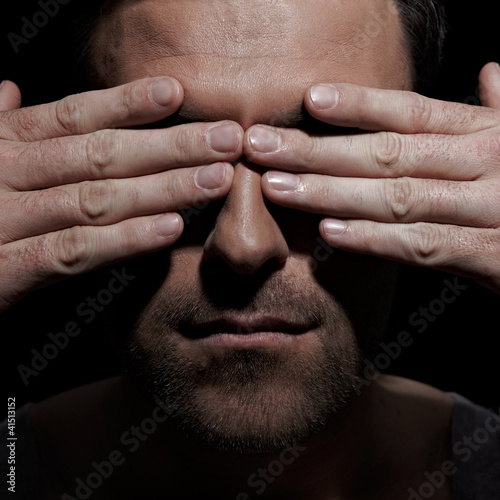 Foto: Mann verdeckt sein Gesicht Mann verdeckt sein Gesicht